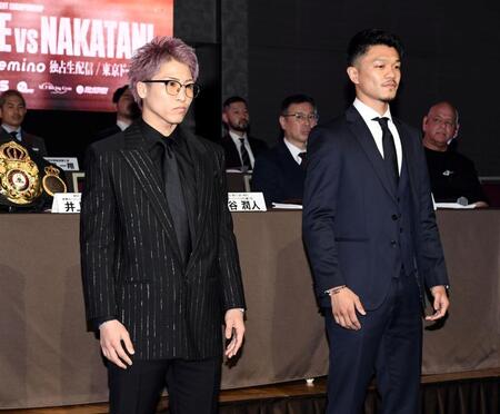 ５月２日、拳を交える井上尚弥（左）と中谷潤人（撮影・佐藤厚）