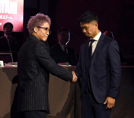 がっちりと握手を交わす井上尚弥（左）と中谷潤人（撮影・佐藤厚）