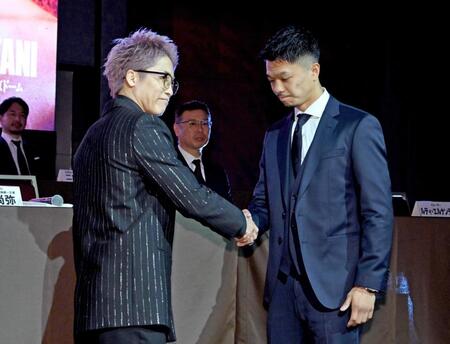 記者会見前に握手をする井上尚弥（左）と中谷潤人