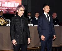 ５月２日、拳を交える井上尚弥（左）と中谷潤人（撮影・佐藤厚）