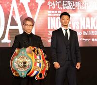 火花を散らす井上尚弥（左）と中谷潤人（撮影・佐藤厚）