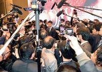 大勢の報道陣に囲まれる中谷潤人（撮影・佐藤厚）