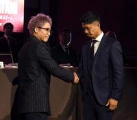 がっちりと握手を交わす井上尚弥（左）と中谷潤人（撮影・佐藤厚）