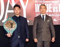 闘志を漲らせる井上拓真（左）と井岡一翔（撮影・佐藤厚）