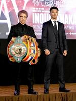 記者会見後、フォトセッションに応じる井上尚弥（左）と中谷潤人