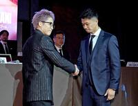 記者会見前に握手をする井上尚弥（左）と中谷潤人