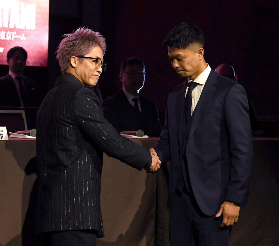 がっちりと握手を交わす井上尚弥（左）と中谷潤人（撮影・佐藤厚）