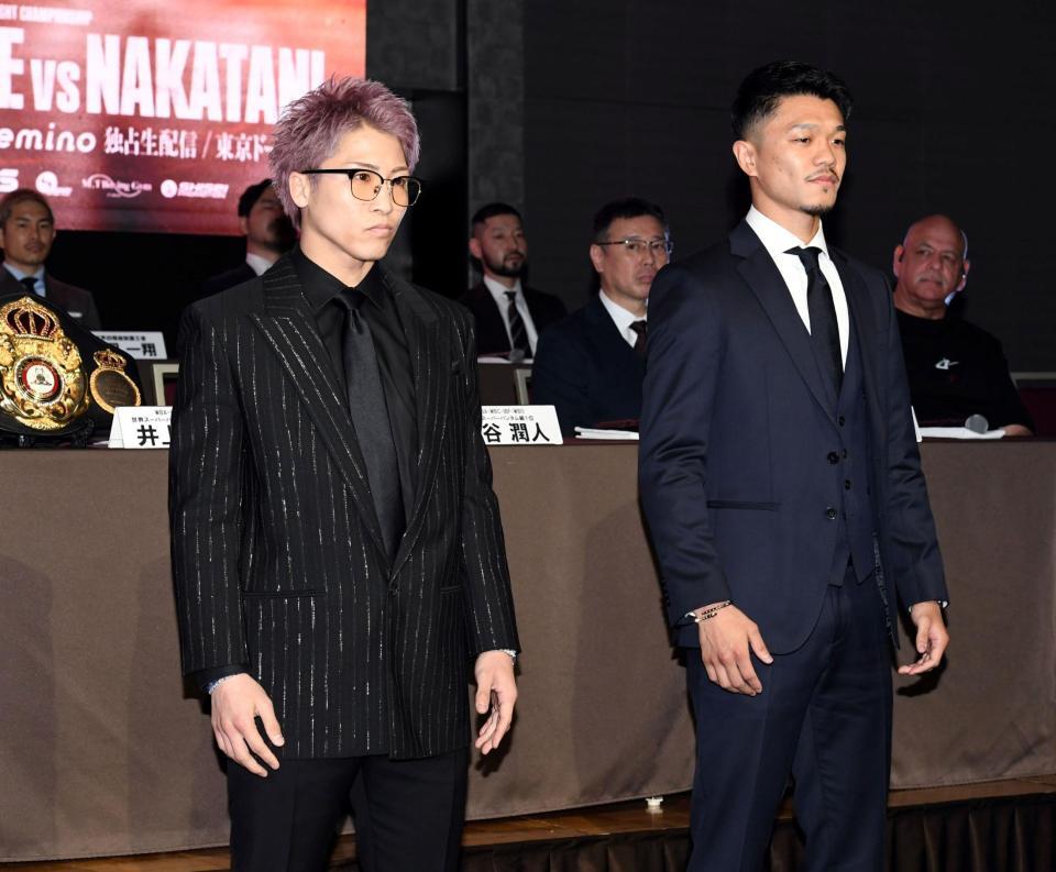 ５月２日、拳を交える井上尚弥（左）と中谷潤人（撮影・佐藤厚）