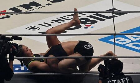 イ・ボミを攻めるＮＯＥＬ（左）＝撮影・持木克友