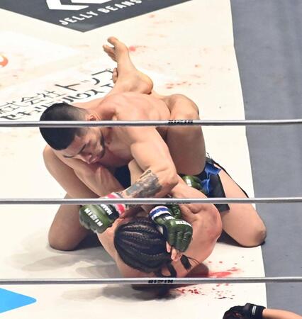 矢地祐介（下）を攻めるキム・ギョンピョ（撮影・持木克友）