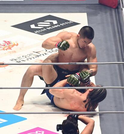 矢地祐介（下）を攻めるキム・ギョンピョ（撮影・持木克友）