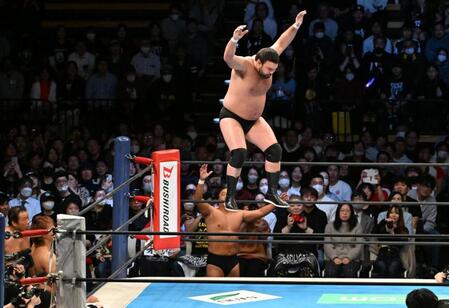 藤波辰爾（左下）の前でドラゴンリングインをするウルフアロン