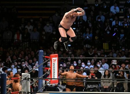 藤波辰爾（左下）の前でドラゴンリングインをするウルフアロン