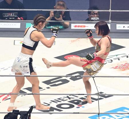 ケイト・ロータス（左）を攻める大島沙緒里（撮影・持木克友）