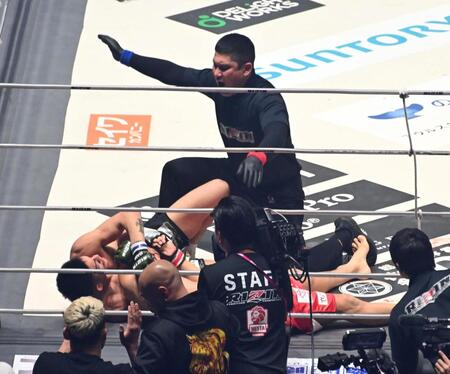 所英男を破った鹿志村神之助（左）＝撮影・持木克友