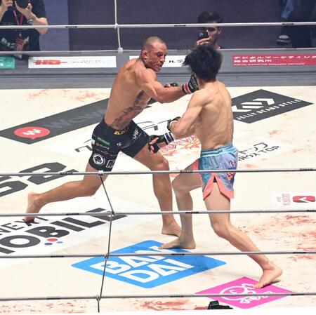 桜庭大世（右）をＫＯで破ったルイス・グスタボ（撮影・持木克友）