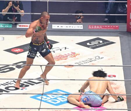 桜庭大世（右）をＫＯで破ったルイス・グスタボ（撮影・持木克友）