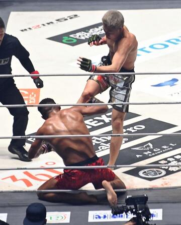 ２回　ＴＫＯでパッチー・ミックス（左）を破った秋元強真（撮影・持木克友）