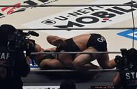 イ・ボミを攻めるＮＯＥＬ（左）＝撮影・持木克友