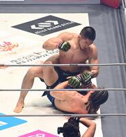 矢地祐介（下）を攻めるキム・ギョンピョ（撮影・持木克友）