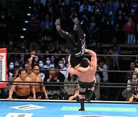 ＳＨＯ（上）を攻めるウルフアロン　左下は藤波辰爾