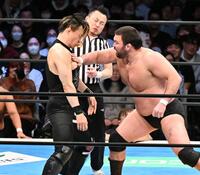 ＳＨＯ（左）を攻めるウルフアロン