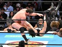 成田蓮（右）を攻めるウルフアロン