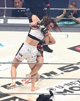 ケイト・ロータス（左）を攻める大島沙緒里（撮影・持木克友）