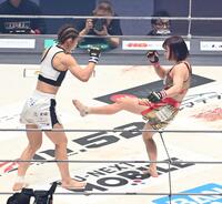 ケイト・ロータス（左）を攻める大島沙緒里（撮影・持木克友）