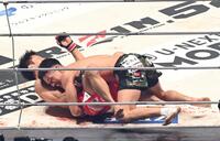 所英男（左）を攻める鹿志村神之助（撮影・持木克友）