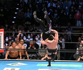 ＳＨＯ（上）を攻めるウルフアロン　左下は藤波辰爾