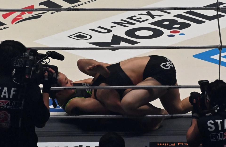 イ・ボミを攻めるＮＯＥＬ（左）＝撮影・持木克友