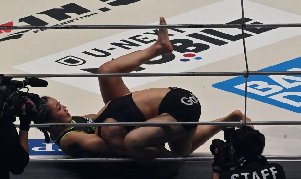 イ・ボミを攻めるＮＯＥＬ（左）＝撮影・持木克友