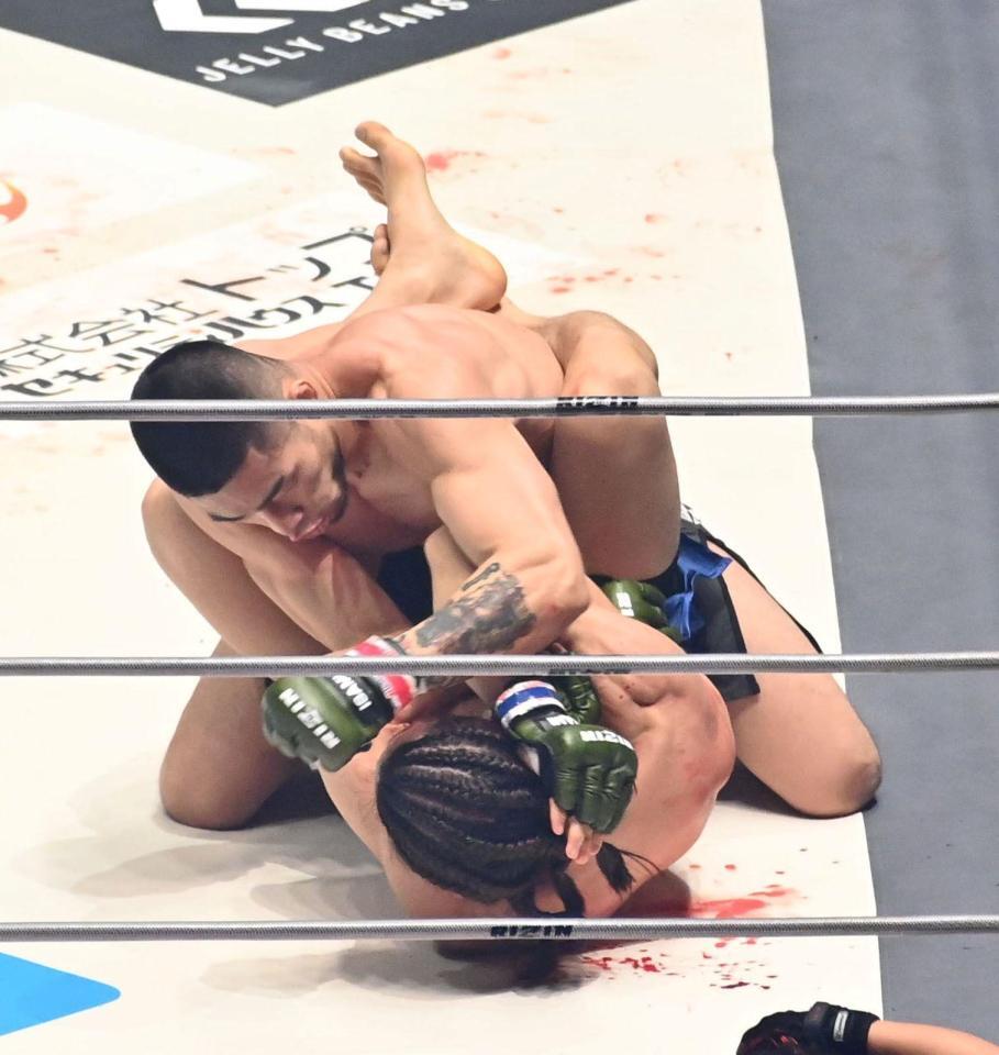 矢地祐介（下）を攻めるキム・ギョンピョ（撮影・持木克友）