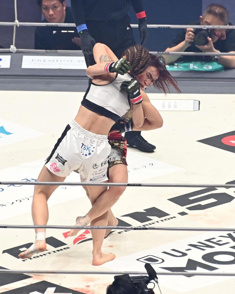 ケイト・ロータス（左）を攻める大島沙緒里（撮影・持木克友）