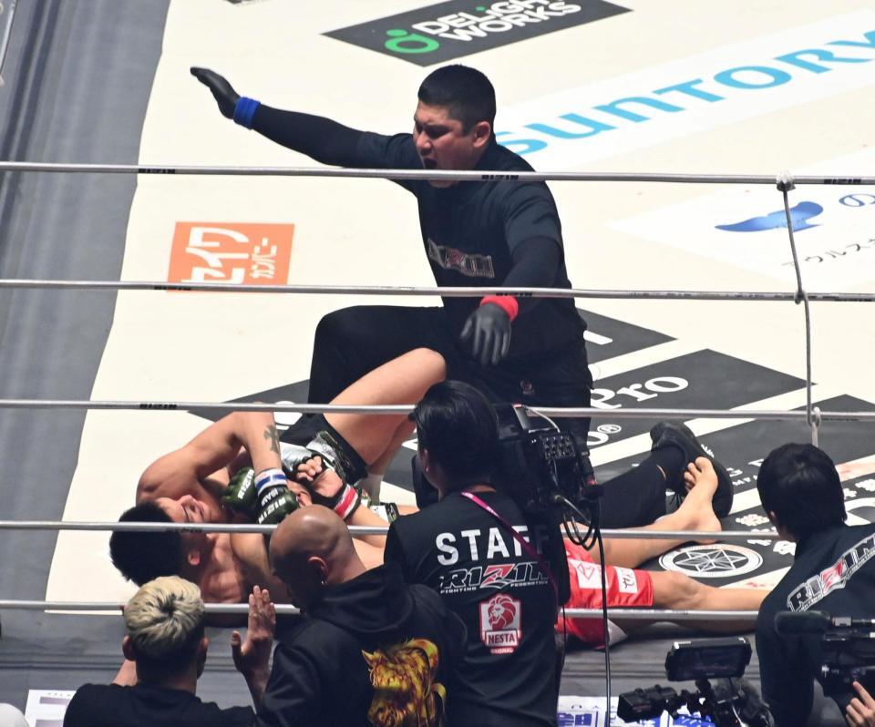 所英男を破った鹿志村神之助（左）＝撮影・持木克友