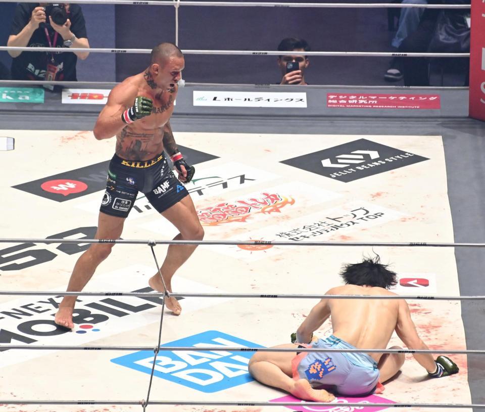 桜庭大世（右）をＫＯで破ったルイス・グスタボ（撮影・持木克友）