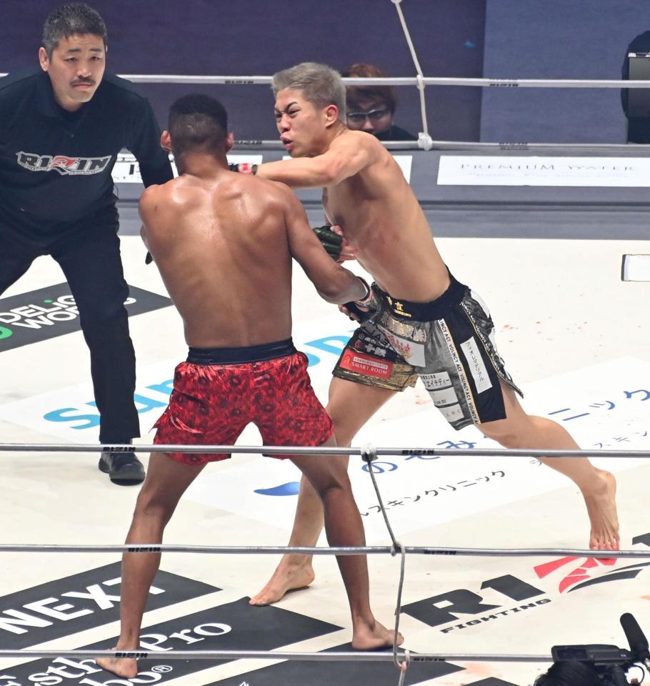 ２回　ＴＫＯでパッチー・ミックス（左）を破った秋元強真（撮影・持木克友）