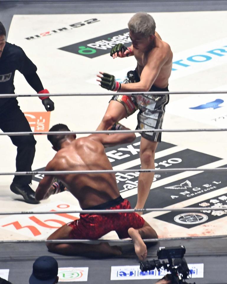 ２回　ＴＫＯでパッチー・ミックス（左）を破った秋元強真（撮影・持木克友）