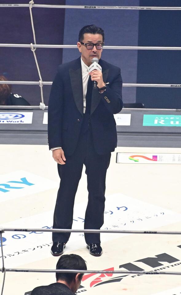 今後の日程を発表する榊原ＣＥＯ（撮影・持木克友）