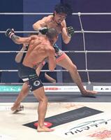 ルイス・グスタボ（左）を攻める桜庭桜庭大世（撮影・持木克友）