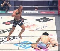 桜庭大世（右）をＫＯで破ったルイス・グスタボ（撮影・持木克友）