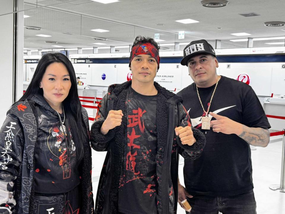 　「武士道」と漢字で書かれたＴシャツを着て来日したノニト・ドネア。左はレイチェル夫人、右はトレーナーのガブリエル・フローレス氏