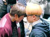 対戦が決まった芦澤竜誠（左）と井原良太郎