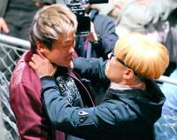 芦澤竜誠（左）と乱闘する井原良太郎