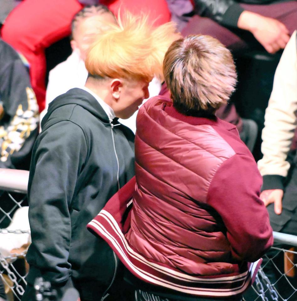 井原良太郎（左）と一触即発となる芦澤竜誠