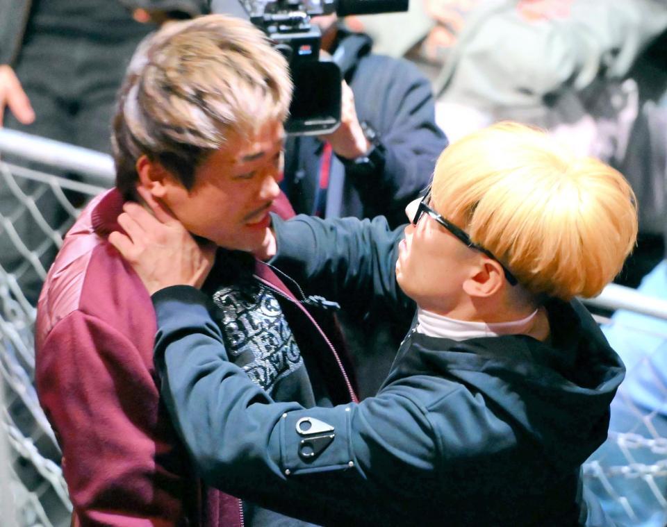 芦澤竜誠（左）と乱闘する井原良太郎