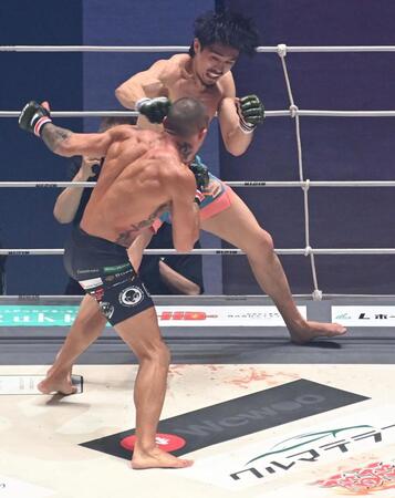 ルイス・グスタボ（左）を攻める桜庭桜庭大世＝３月７日