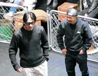 対戦が決まった瓜田純士（左）と内藤裕