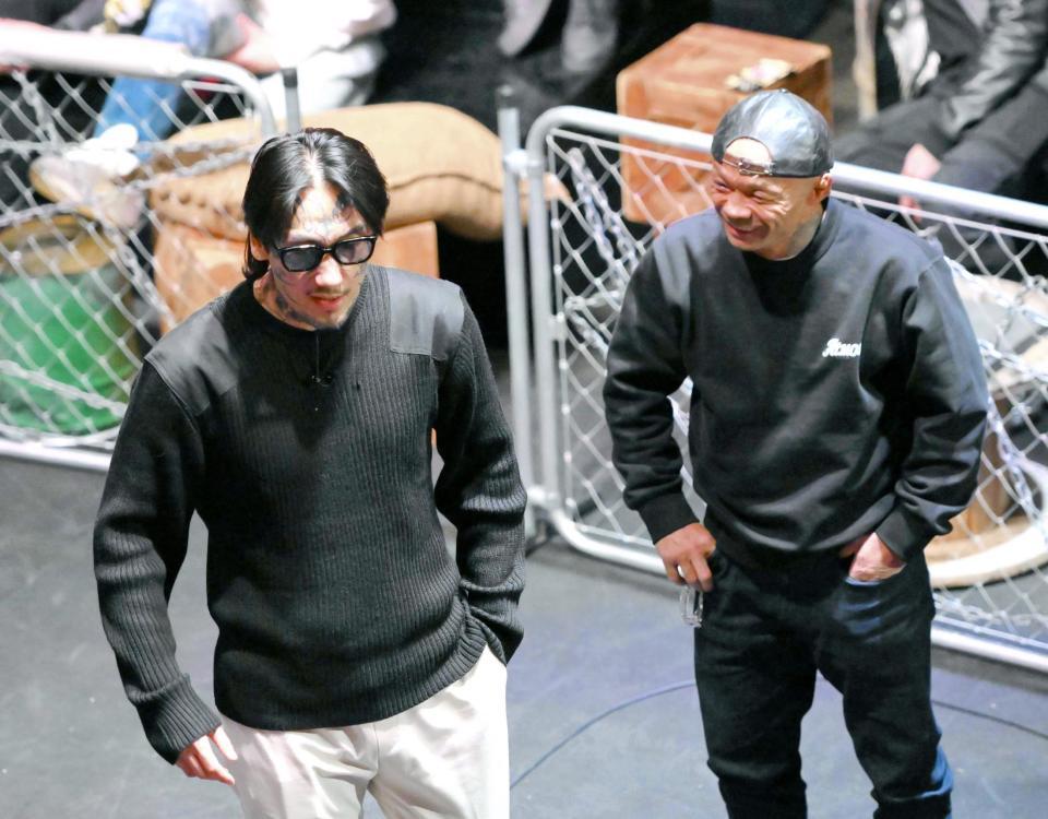 対戦が決まった瓜田純士（左）と内藤裕